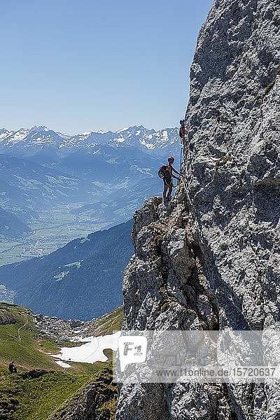 Frau klettert an einer Felswand  Klettersteig auf die Seekarlspitze  5-Gipfel-Klettersteig  Wanderung im Rofangebirge  Tirol  Österreich  Europa