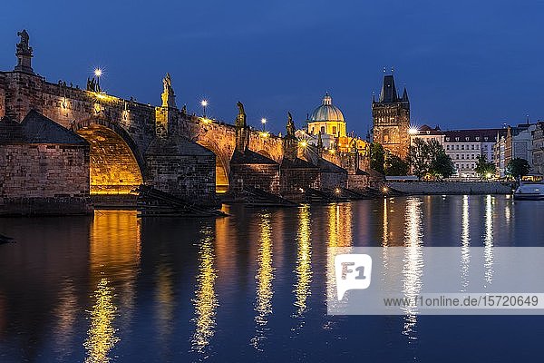 Karl?v most  Karlsbrücke und Moldau in der Abenddämmerung  in der Hinterkuppel der Kreuzherrenkirche mit Altstädter Brückenturm  Prag  Böhmen  Tschechische Republik  Europa