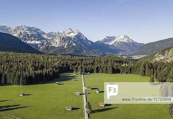 Heustadl auf einer Wiese  Ehrwalder Sonnenspitz und Berge  bei Ehrwald  Mieminger Kette  Tirol  Österreich  Europa