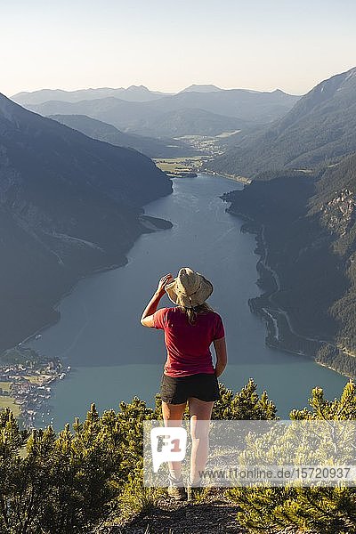 Junge Wanderin  Frau schaut in die Ferne  Blick vom Bärenkopf zum Achensee  links Seebergspitze und Seekarspitze  rechts Rofangebirge  Tirol  Österreich  Europa