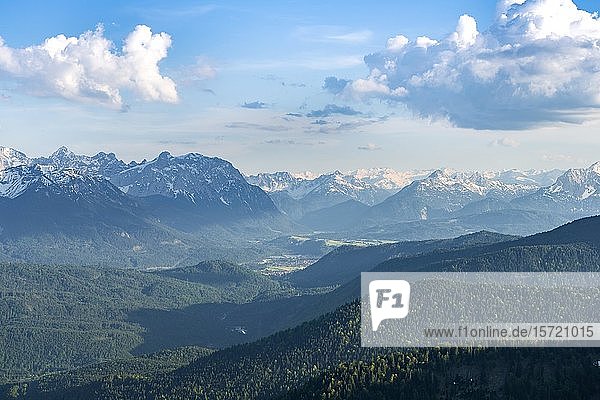 Blick auf vom Herzogstand auf Wallgau mit Alpenkette  Wettersteingebirge  Oberbayern  Bayern  Deutschland  Europa