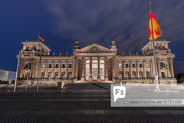 Reichstag mit wehender deutscher Flagge  Nachtaufnahme  Regierungsviertel  Berlin  Deutschland  Europa