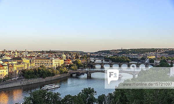 Stadtansicht mit Brücken über die Moldau  Karlsbrücke mit Altstädter Brückenturm  Abendlicht  Prag  Böhmen  Tschechische Republik  Europa