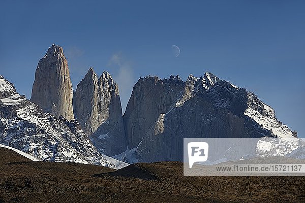 Paine-Massiv mit Torre Central  Torre Monzino und Nido de Condores  über dem Mond  Torres del Paine Nationalpark  Patagonien  Chile  Südamerika