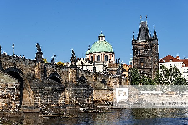 Moldau  Karlsbrücke mit Altstädter Brückenturm und Kuppel der Kreuzherrenkirche  Prag  Böhmen  Tschechische Republik  Europa