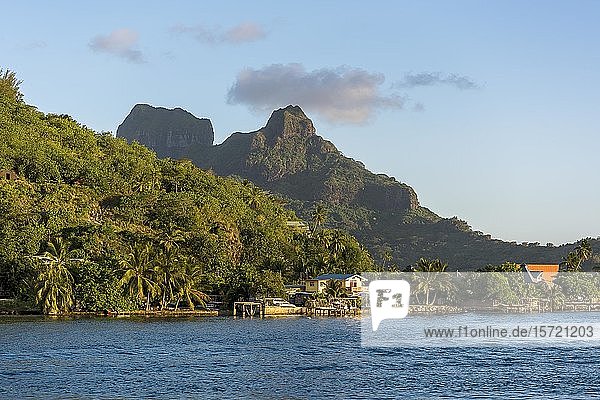 Siedlung in der Lagune des Vulkans Mont Otemanu  Faanui  Bora Bora  Französisch-Polynesien  Ozeanien