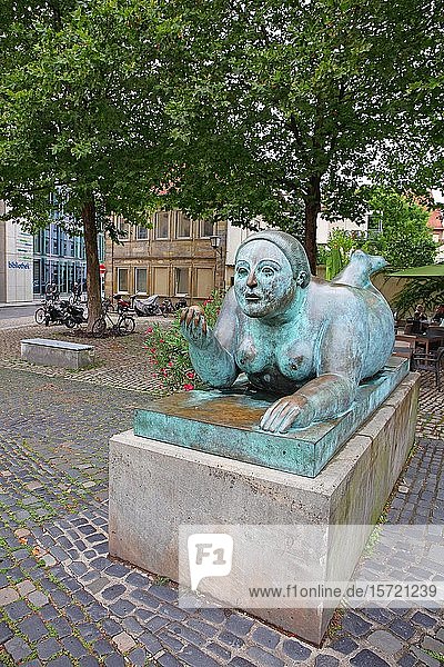 Skulptur  Liegende Frau mit Obst von Fernando Botero 1996  Bamberg  Oberfranken  Bayern  Deutschland  Europa