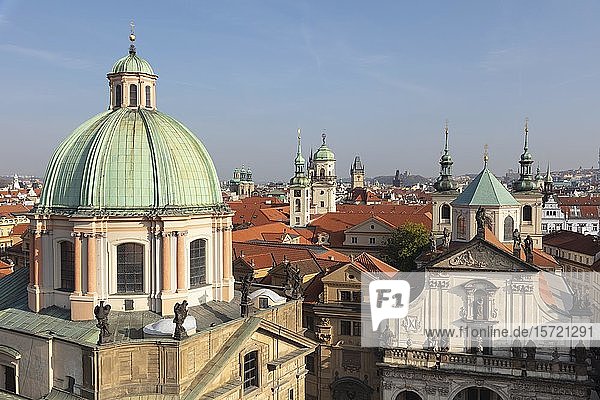 Stadtansicht mit Kuppel der Heilig-Kreuz-Kirche  Erlöserkirche  mehrere Kirchtürme  Prag  Böhmen  Tschechische Republik  Europa