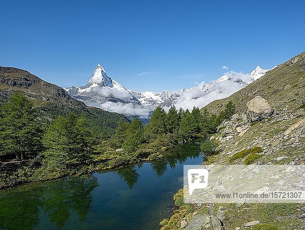 Blick über den Grindijsee mit schneebedecktem Matterhorn  5-Seen-Wanderweg  Wallis  Schweiz  Europa