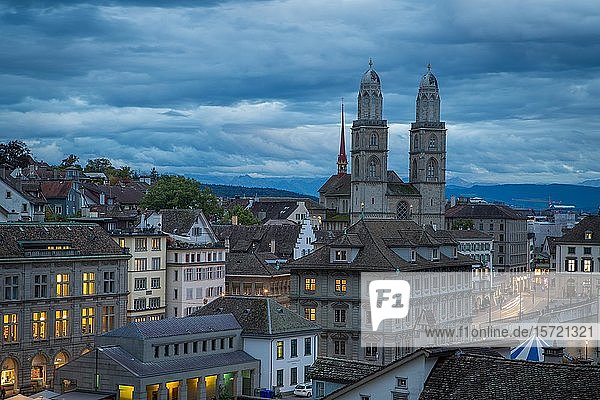 Kirche Grossmünster in der Abenddämmerung  Altstadt  Zürich  Schweiz  Europa
