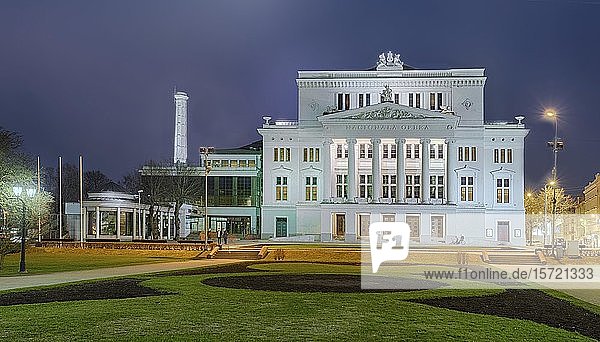 Oper bei Nacht  Riga  Lettland  Europa