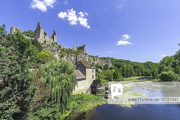 Blick auf die Burgruine und den Fluss Anglin mit einer alten Mühle  Angles-sur-l'Anglin  Département Vienne  Frankreich  Europa
