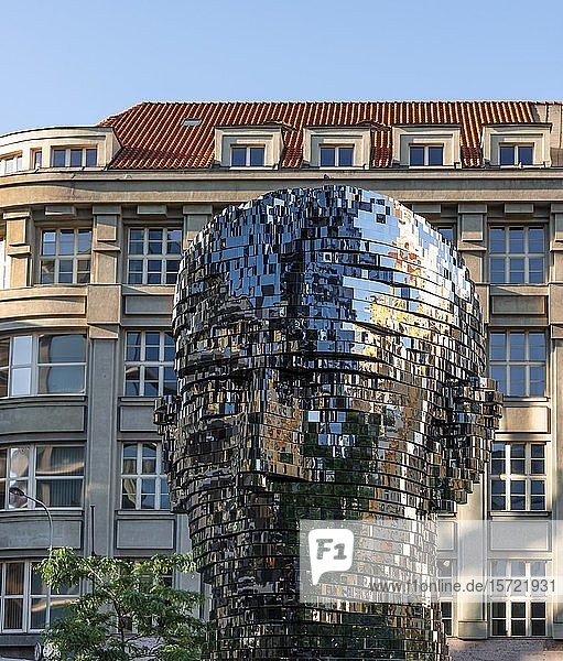 Kopf von Franz Kafka  Oto?ná hlava  Metallskulptur des Künstlers David Cerny  Prag  Tschechische Republik  Europa