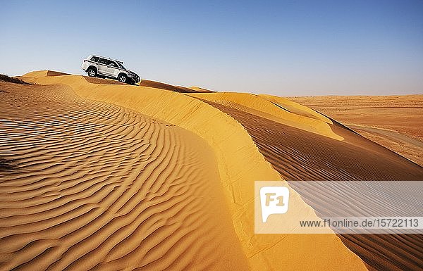 Geländewagen in den Sanddünen  Wüstensafari  Wüste Rimal Wahiba Sands  Oman  Asien