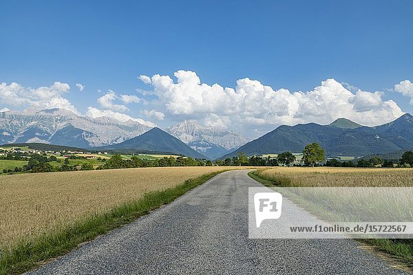 Panoramablick auf die Berge des Cuchon und Petite Autane mit dem Dorf Les Faix  Champsaur  Französische Alpen im Sommer. Hautes-Alpes.