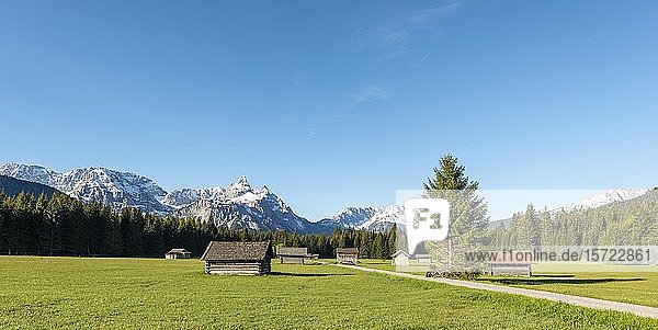 Heustadl auf einer Wiese  Ehrwalder Sonnenspitz und Berge  bei Ehrwald  Tirol  Österreich  Europa