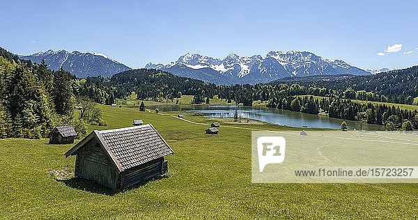 Heustadl in einer Wiese am Geroldsee  bei Mittenwald  Karwendel  Bayern  Deutschland  Europa