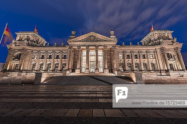 Reichstag mit wehender deutscher Flagge  Nachtaufnahme  Regierungsviertel  Berlin  Deutschland  Europa