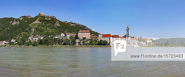 Excursion boat on the Danube in front of the baroque church of Dürnstein Abbey  behind the ruins of Dürnstein Castle  Wachau  Lower Austria  Austria  Europe