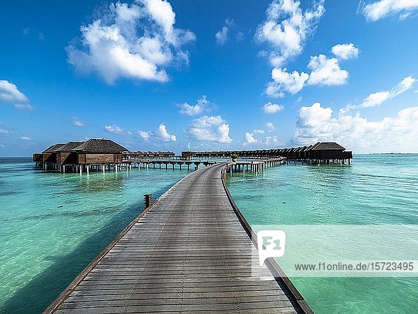 Steg über seichtes Wasser mit Wasserbungalows  Insel im Süd-Male-Atoll  Malediven  Asien
