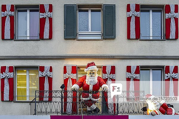 Hausfassade mit Weihnachtsmann auf dem Balkon als Dekoration  Huttwil  Schweiz  Europa