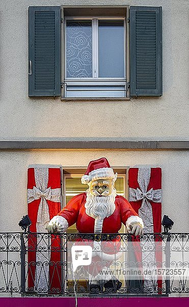 Hausfassade mit Weihnachtsmann auf dem Balkon als Dekoration  Huttwil  Schweiz  Europa
