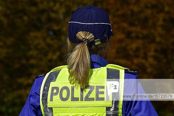Polizistin mit Schriftzug Police  von hinten  Basel  Schweiz  Europa