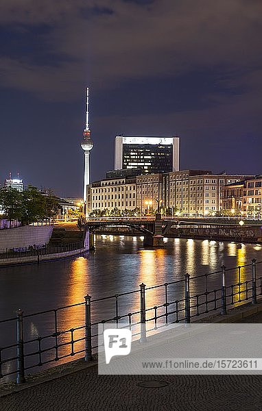 Spree und Fernsehturm Alex  Nachtszene  Berlin-Mitte  Berlin  Deutschland  Europa