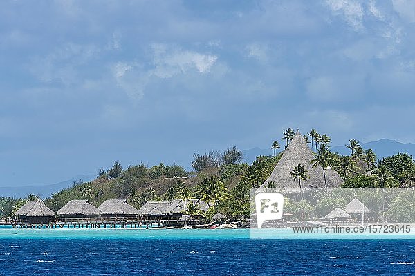 Wasserbungalows auf türkisfarbenem Wasser  Sofitel Private Island  Bora Bora  Französisch-Polynesien  Ozeanien