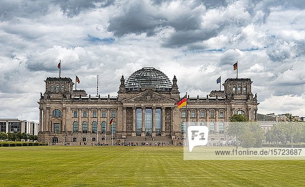 Reichstag und Deutschlandfahne  Regierungsviertel  Berlin  Deutschland  Europa