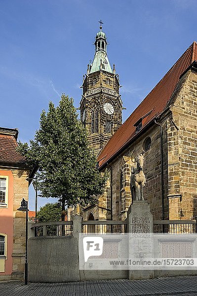 Gotische Stadtkirche  Kriegerdenkmal  Altstadt  Roth  Mittelfranken  Franken  Bayern  Deutschland  Europa
