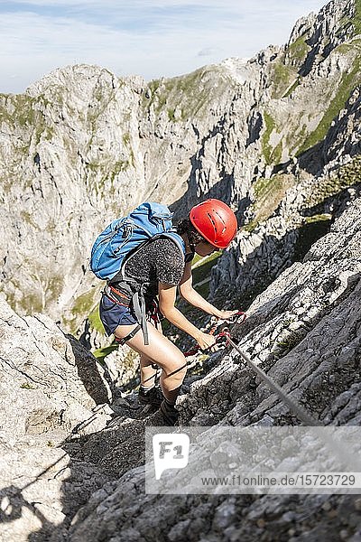 Bergsteiger mit Helm auf einem gesicherten Klettersteig  Mittenwalder Klettersteig  Karwendelgebirge  Mittenwald  Deutschland  Europa