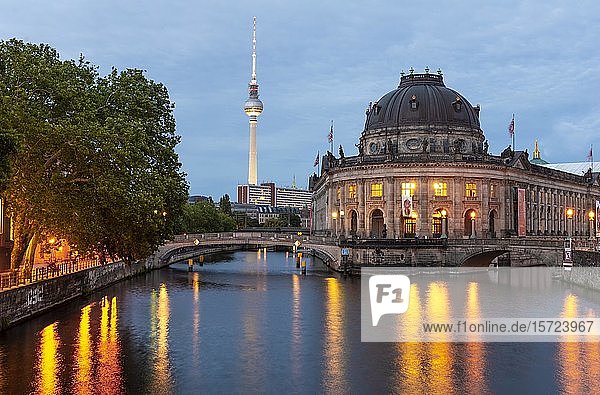Abendstimmung  beleuchtetes Bode-Museum an der Spree  im Hintergrund der Berliner Fernsehturm Alex  Museumsinsel  Berlin-Mitte  Berlin  Deutschland  Europa