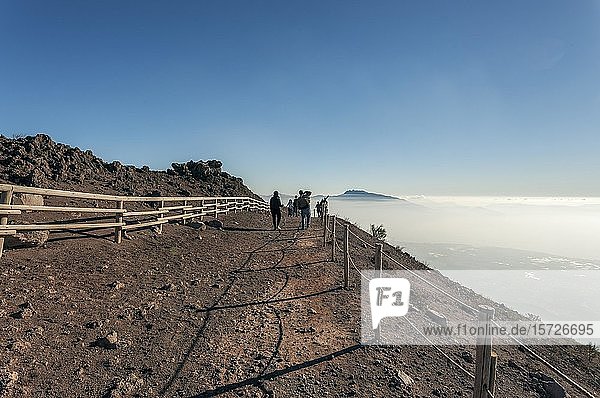 Touristen auf dem Gipfel des Vulkans Vesuv  Vesuv-Nationalpark  Neapel  Kampanien  Italien  Europa