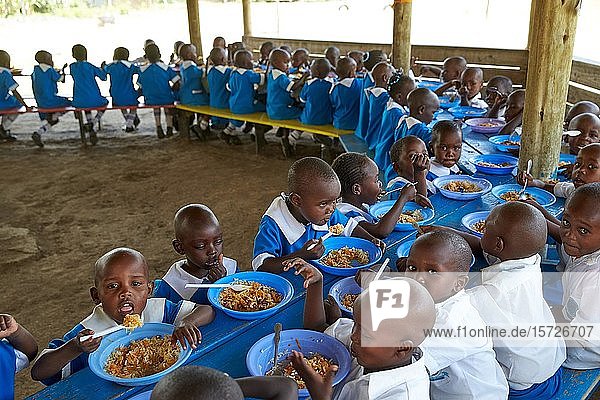 Schülerinnen und Schüler der Mirisa-Academy beim Mittagessen Nakuru Kenia Afrika