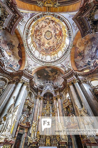 Innenraum  Verzierter Altarraum mit Kuppel und Deckengemälde  Russisch-Orthodoxe Kirche des Heiligen Nikolaus  Stadtteil Mala Strana  Prag  Böhmen  Tschechische Republik  Europa