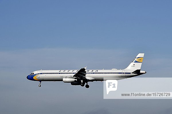 Lufthansa A321-321 Retro Livery im Landeanflug Flughafen München Oberbayern Bayern Deutschland Europa