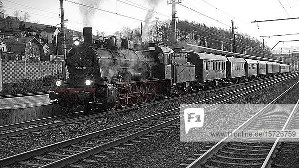 Historische Eisenbahn mit ÖBB-Dampflok der Baureihe 657  Vöcklerbruck  Oberösterreich  Österreich  Europa