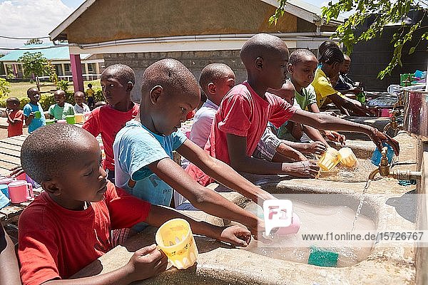 Kinder beim Geschirr abwaschen Mirisa-Academy Nakuru Kenia Afrika