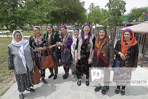 Besucher in traditioneller Kleidung im Garten der Bolo-Hovuz-Moschee  Buchara  Provinz Buxoro  Usbekistan  Asien