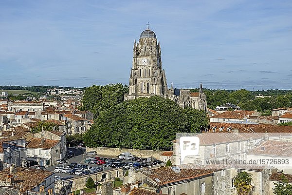 Stadtansicht Häuser Saint Pierre Kathedrale Saintes Nouvelle-Aquitaine Frankreich Europa