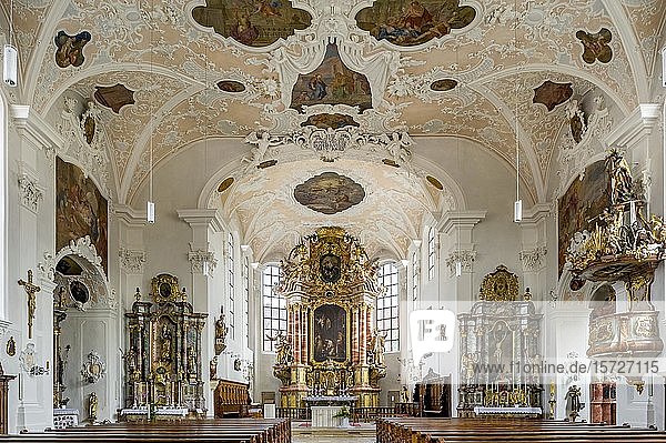Barockes Langhaus mit Hochaltar Stadtpfarrkirche St. Johannes der Täufer Altstadt Hilpoltstein Mittelfranken Franken Bayern Deutschland Europa