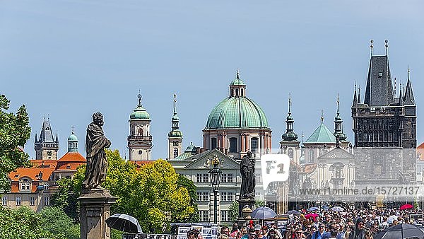Menschenmenge  Touristen auf der Karlsbrücke  Altstädter Brückenturm und Kuppel der Kreuzritterkirche  Prag  Böhmen  Tschechische Republik  Europa