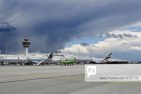 Unwetterfront über Flughafen Terminal 1 Flughafen München Oberbayern Bayern Deutschland Europa