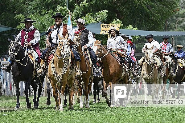Reiter bei der Parade der Eröffnungsfeier  Fiesta Nacional del Puestero  Junín de los Andes  Provinz Neuquén  Argentinien  Südamerika