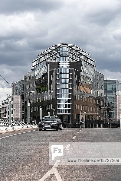 Modernes Bürogebäude  Kapellenbank  Auto fährt über Kronprinzenbrücke  Berlin  Deutschland  Europa