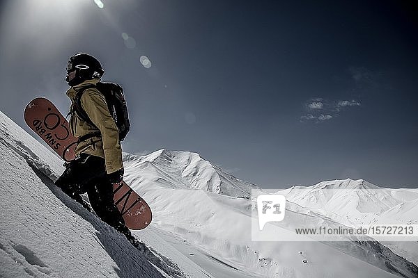 Snowboarder beim Heli-Snowboarding im Himalaya  Gulmarg  Kaschmir  Indien  Asien