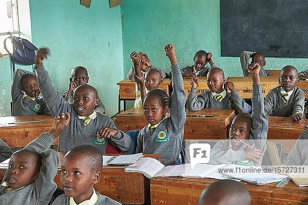 Schüler im Klassenzimmer beim Unterricht in der Grundschule  Mirisa-Academy  Nakuru  Kenia  Afrika