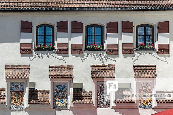 Hausfassade  Fenster mit Fensterläden in der Altstadt  Hall in Tirol  Tirol  Österreich  Europa