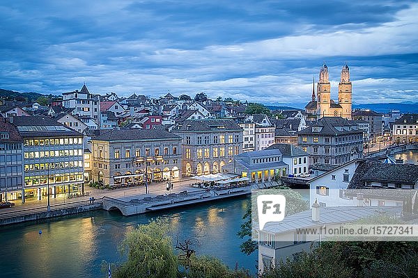 Blick auf die Altstadt in der Abenddämmerung  im Hintergrund die Kirche Grossmünster  im Vordergrund das Limmatquai an der Limmat  Zürich  Schweiz  Europa
